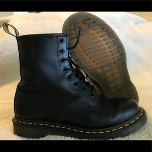 Black classic lace up dr. Martens size 8